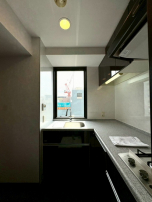 都会の陰影が息づくリビング