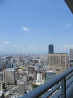 大阪市内を見つめる